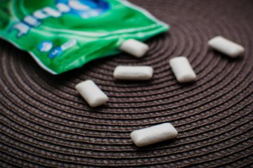 長期嚼口香糖對牙齒有害嗎？深圳看牙