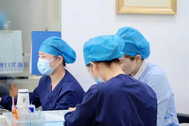 維港口腔十四年“元老”陳曉醫師的日常工作瞬間