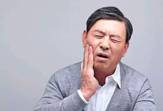 中年人牙齒酸痛系咩回事？有某深圳專業的醫生諮詢？