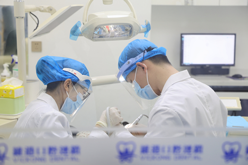全瓷牙和牙貼面邊個好？深圳牙齒貼面幾錢一顆？