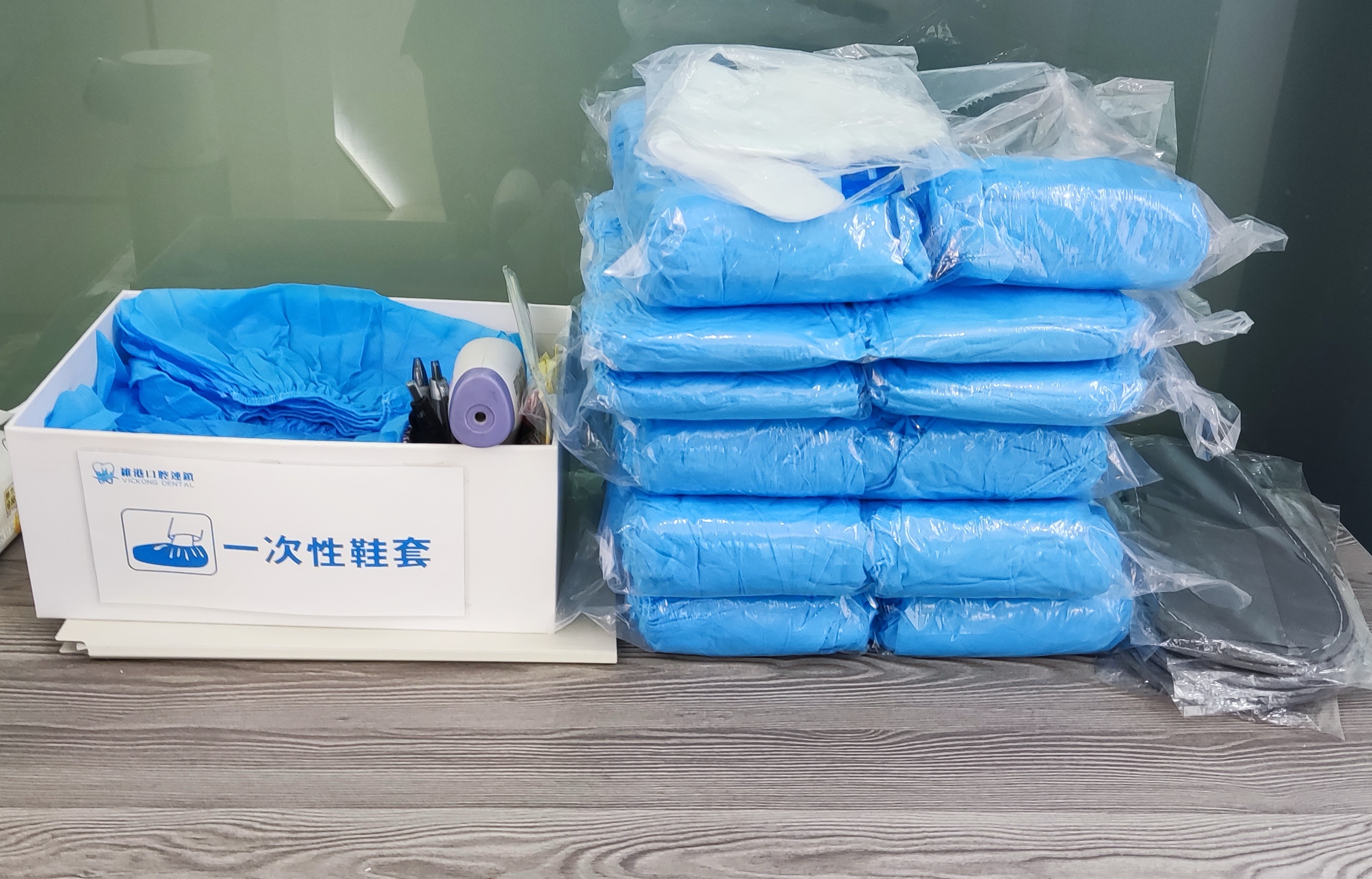 維港口腔堅持高標準醫療衛生規范，入門需更換醫用鞋套